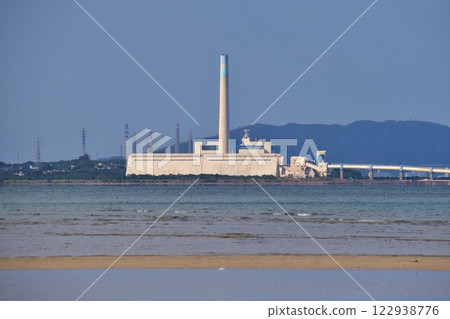There are three coal-fired power plants in Kin Bay, including the Gushikawa Power Plant. There are three coal-fired power plants in Kin Bay, including the Gushikawa Power Plant. 122938776