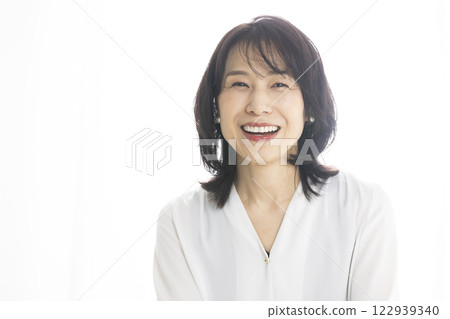 Refreshing middle woman Refreshing middle woman 122939340