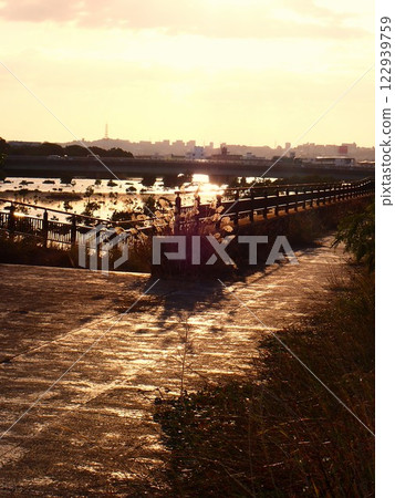 黃昏時分,城市水道上閃閃發光的紫芒 黃昏時分,城市水道上閃閃發光的紫芒 122939759