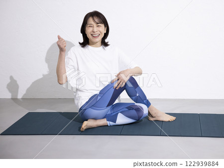 打瑜伽的中年婦女 122939884