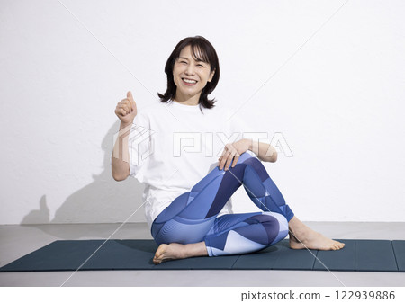打瑜伽的中年婦女 122939886