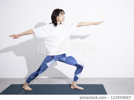 打瑜伽的中年婦女 122939887