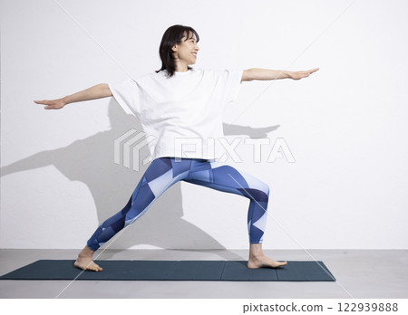 Middle women who play yoga 122939888