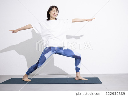打瑜伽的中年婦女 122939889