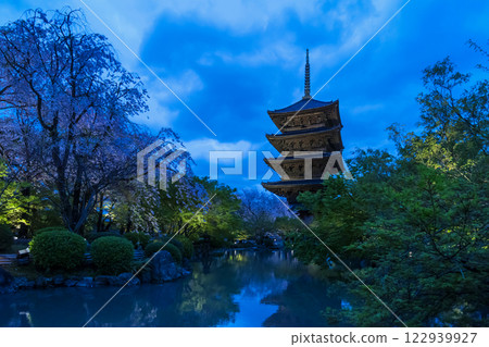 東寺五重塔燈火通明 東寺五重塔夜景與櫻花 京都旅遊景點 東寺夜櫻 122939927