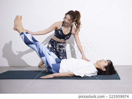 鍛鍊的女人和教練 122939974