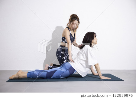 鍛鍊的女人和教練 122939976