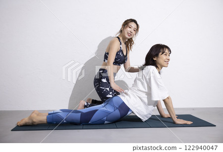 鍛鍊的女人和教練 122940047