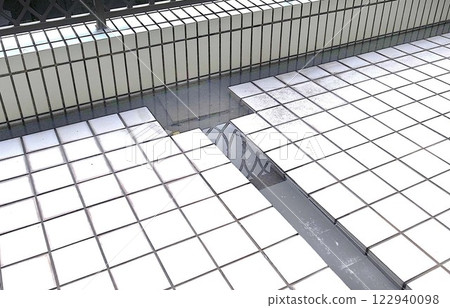 陽台排水口被垃圾堵塞，像泳池一樣，很危險 122940098