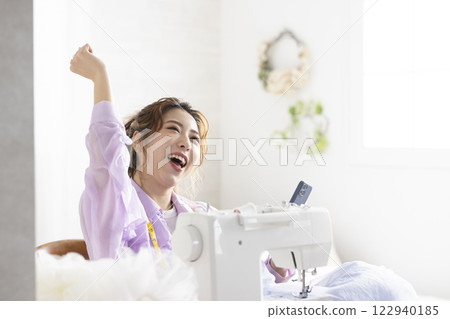 使用縫紉機的可愛女人 122940185