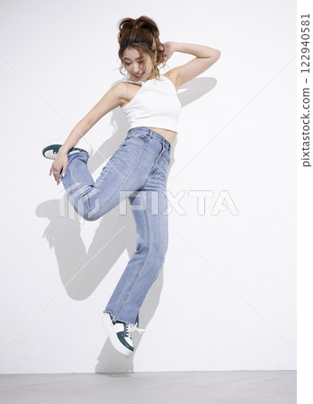 可愛的女人跳舞 122940581