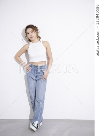 穿著牛仔褲的可愛女人 122940586