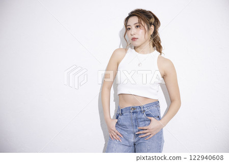 穿著牛仔褲的可愛女人 122940608