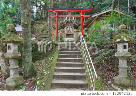 Inari Shrine in the grounds of Tamazukuriyu Shrine (Tamazukuri Onsen: Matsue City) 122942123