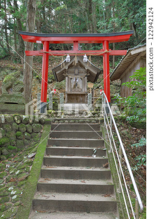 Inari Shrine in the grounds of Tamazukuriyu Shrine (Tamazukuri Onsen: Matsue City) 122942124