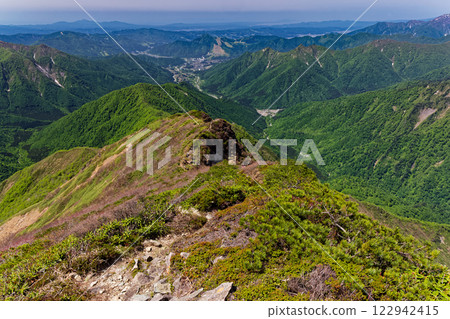 從萬太郎山望去的谷川山脈、五作新堂、土田地區的新綠 從萬太郎山望去的谷川山脈、五作新堂、土田地區的新綠 122942415