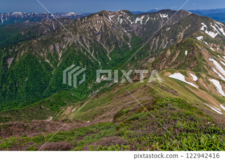The ridgeline to Mt. Tanigawa in early summer as seen from Mt. Mantaro The ridgeline to Mt. Tanigawa in early summer as seen from Mt. Mantaro 122942416