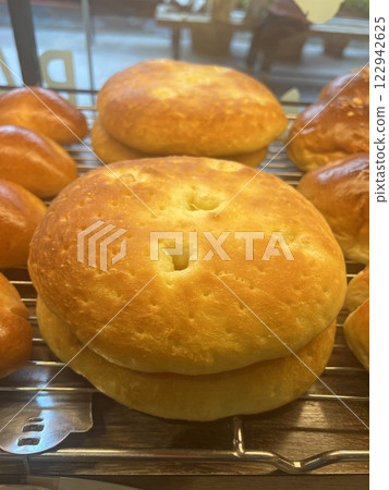 在麵包店裡拍攝出爐的鹹奶油麵包 在麵包店裡拍攝出爐的鹹奶油麵包 122942625