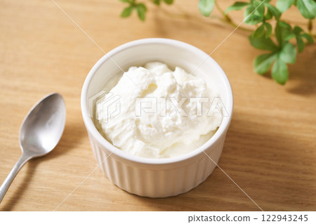 排出酸奶 122943245