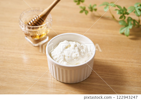 排出酸奶 122943247