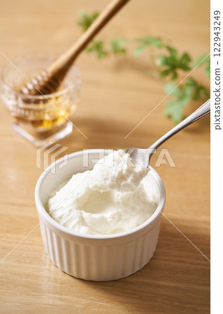 Draining yogurt 122943249
