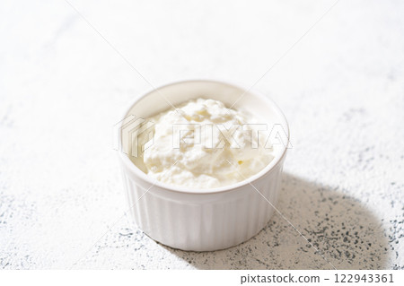 Draining yogurt Draining yogurt 122943361