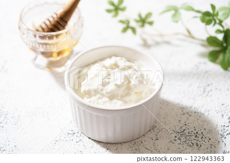 Draining yogurt 122943363