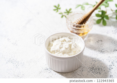 排出酸奶 122943365