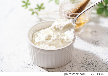 Draining yogurt Draining yogurt 122943368