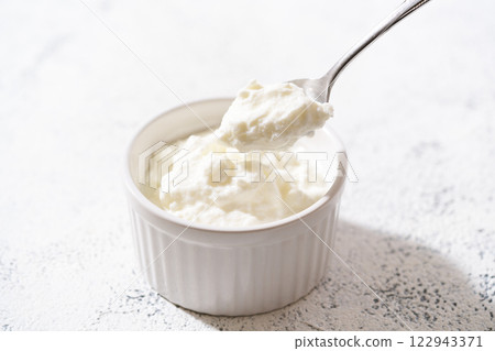 Draining yogurt 122943371