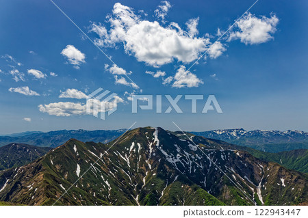Snow-covered Mt. Sennokura and Mt. Naeba seen from Mt. Mantaro in the Tanigawa Mountain Range Snow-covered Mt. Sennokura and Mt. Naeba seen from Mt. Mantaro in the Tanigawa Mountain Range 122943447