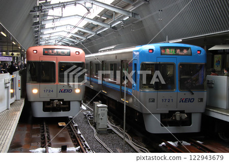 京王井之頭線 1000 系列列車停在吉祥寺站,那裡仍有積雪 京王井之頭線 1000 系列列車停在吉祥寺站,那裡仍有積雪 122943679