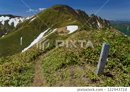 從谷川山脈的阿勝寺之峠眺望初夏的萬太郎山 從谷川山脈的阿勝寺之峠眺望初夏的萬太郎山 122943728