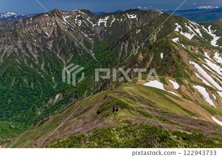 從上越邊境的萬太郎山登山口望去的谷川岳 從上越邊境的萬太郎山登山口望去的谷川岳 122943733