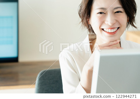 使用數位轉型工具的女商人 122944271