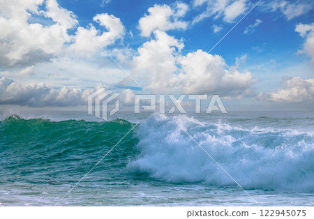 The wave rolls over the rocky shore 122945075