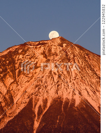 Spectacular view of the rising Pearl Fuji (Fujinomiya City, Shizuoka Prefecture) 122945832