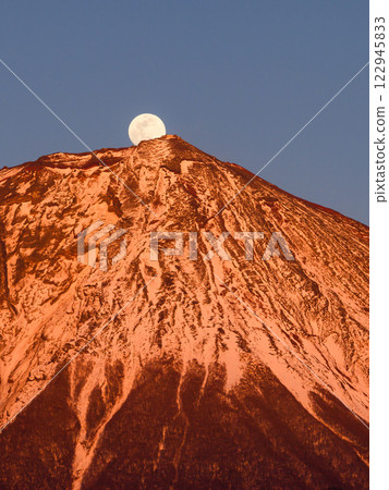 Spectacular view of the rising Pearl Fuji (Fujinomiya City, Shizuoka Prefecture) 122945833