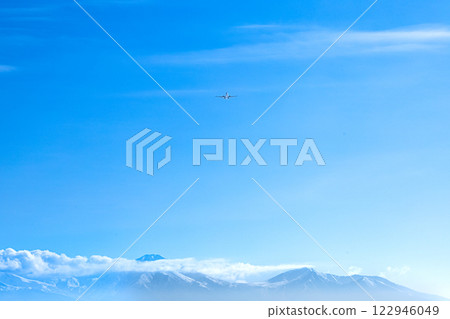 一架飛機優雅地飛過冬季北海道清新的藍天 122946049