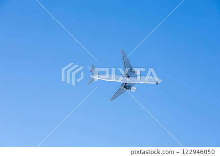 一架飛機優雅地飛過清新的藍天 122946050