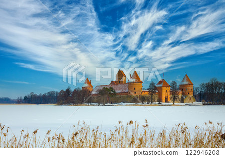 Frozen lake with ancient Trakai castle on background in winter 122946208