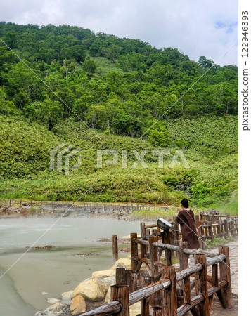 一名婦女正在註視北海道蘭越町大湯沼 122946393