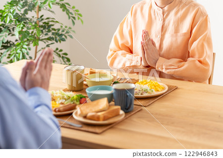 A middle-aged couple eating a Western-style breakfast 122946843