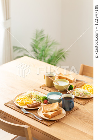 餐桌上供應的西式早餐 122947189