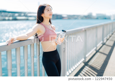 年輕女子戶外健身形象 122947450