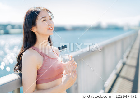 年輕女子戶外健身形象 122947451