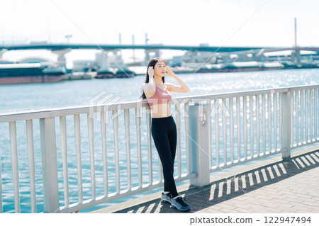 年輕女子戶外健身形象 122947494