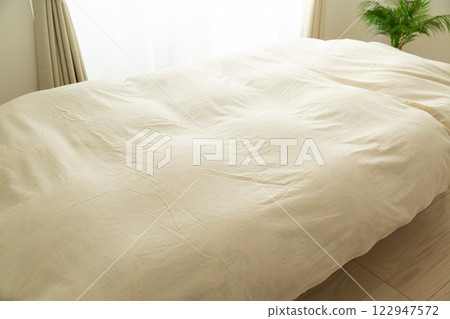 Futon and bed 122947572
