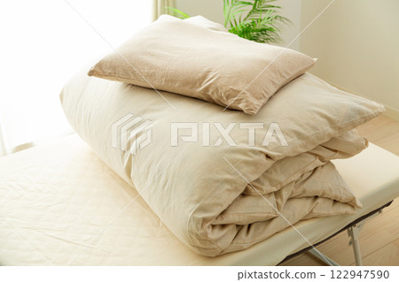 臥室蒲團、床、床墊和枕頭 122947590