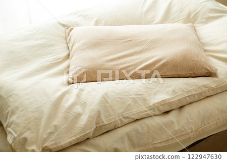 臥室蒲團、床和枕頭 122947630